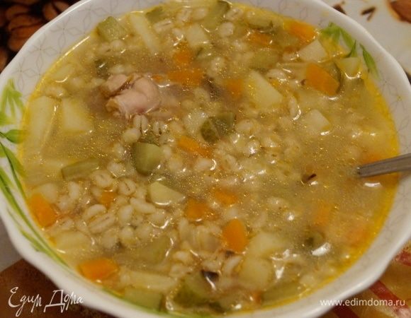 Мясо курицы нарезать на мелкие кусочки, опустить в колбу мультиварки.