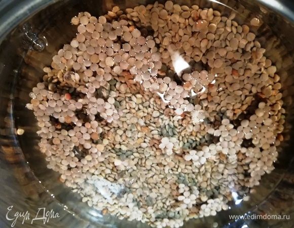 1 стакан красной чечевицы залить 2 стаканами воды и варить 15 минут.