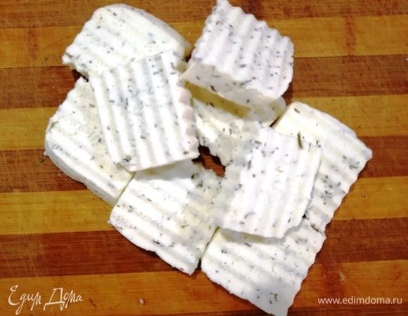 Адыгейский сыр нарезать.