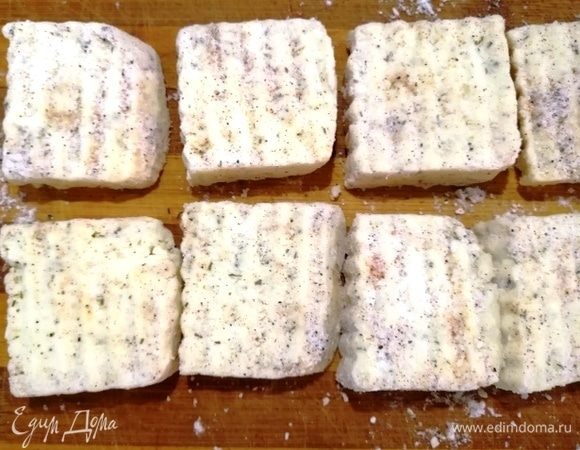 Сыр обвалять в этой смеси.