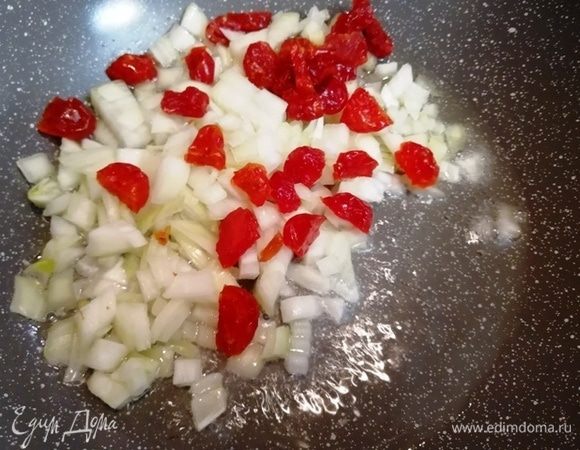 Высыпать репчатый лук и сушеные черри. Обжарить 10 минут.