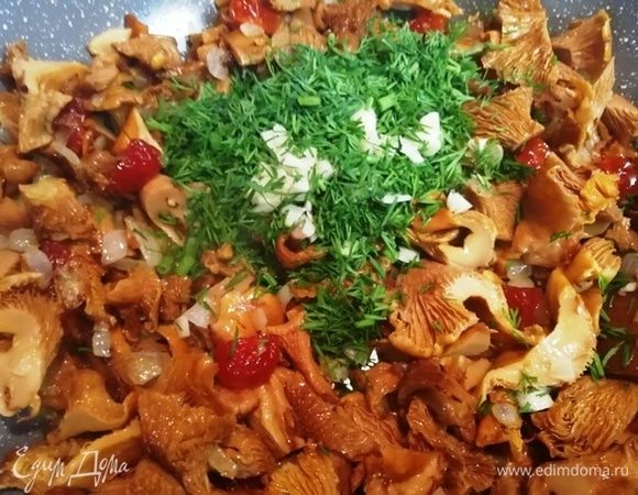 Добавить укроп и чеснок. Перемешать.