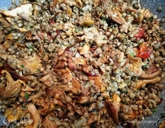 Смешиваем чечевицу с овощной заправкой. Солим и перчим по вкусу, накрываем крышкой.