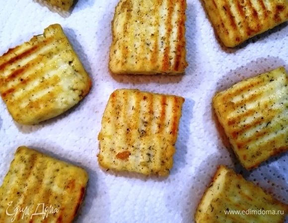 Обжаренный сыр выкладываем на бумажное полотенце, чтобы убрать лишний жир.