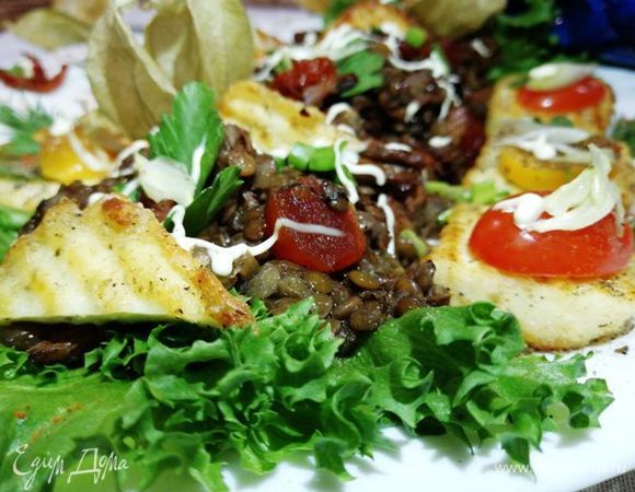 На блюдо выкладываем грибную чечевицу, сыр, украшаем овощами и подаем!