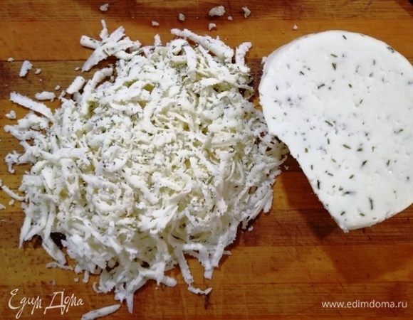 Адыгейский сыр натираем на крупной терке.