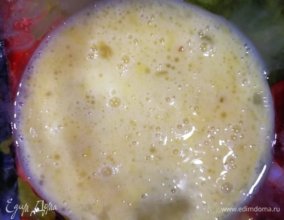 Яйца слегка взбиваем.