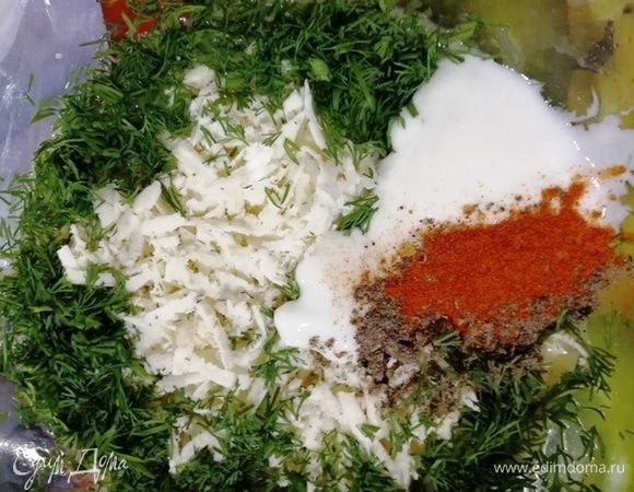 Смешиваем взбитые яйца, сыр, укроп, паприку, перец, соль и йогурт.