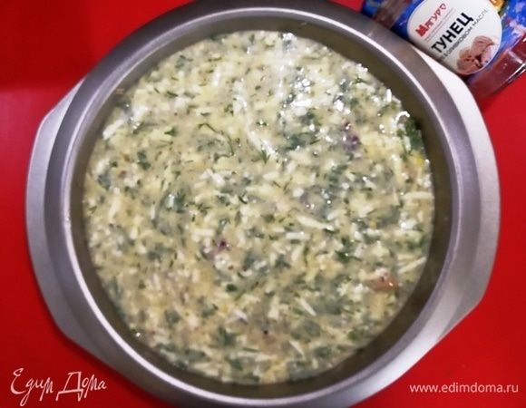 Выливаем полученную смесь поверх тунца и лука.