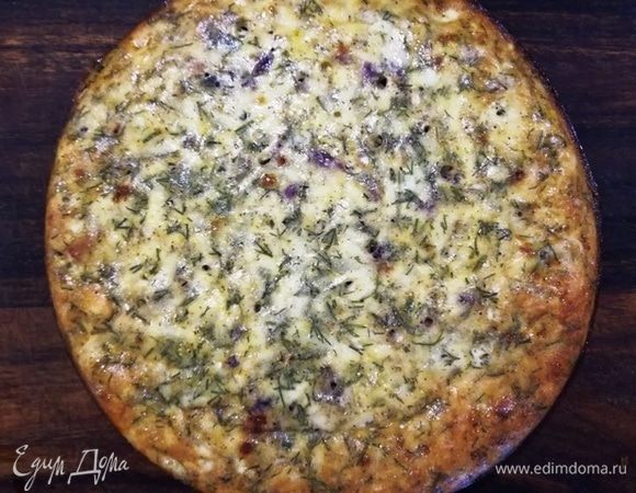 Запекаем в духовке при 180°С в течении 35 минут. Достаем пирог из формы, нарезаем.