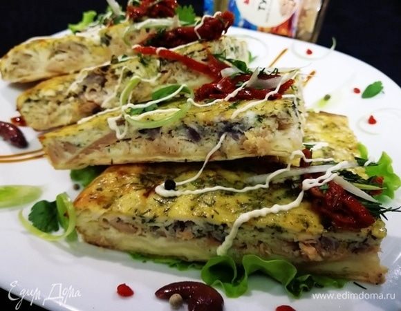 Подаем со свежими овощами, украсив сеточкой из майонеза и устричного соуса.