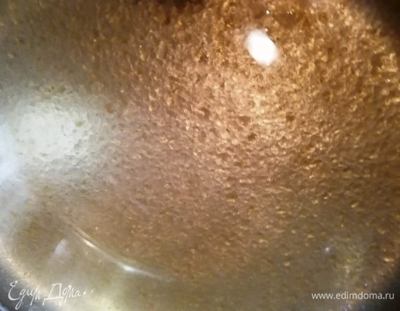 Желатиновую массу подогреть на плите, добавить сок 0,5 лимона и щепотку соли, не доводить до кипения. Добавить 2 ст. л. желатина к муссу из тунца, перемешать.