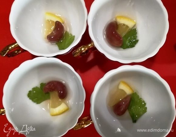 В чайные чашки налить по 1 ч. л. желатиновой смеси, украсить по желанию и убрать в холодильник на 5 минут.