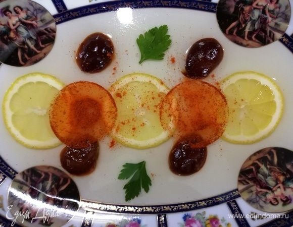 Блюдо готово для сервировки, оформляем его паприкой.