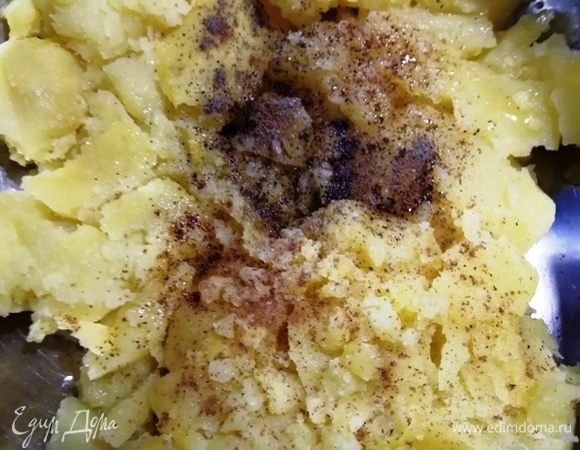 Картофель растолчем с подсолнечным маслом, мускатным орехом, солью и перцем.
