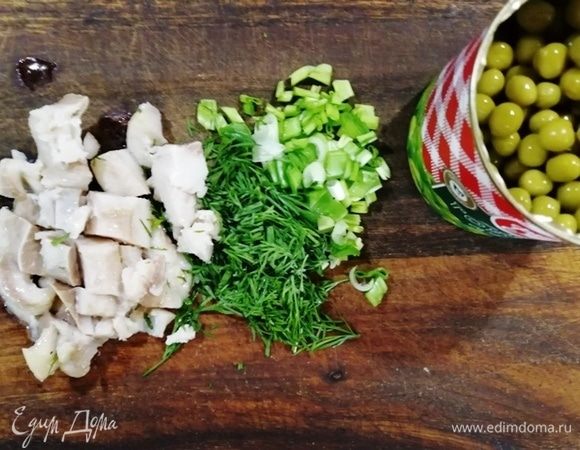 Подготовим горошек зеленый «Фрау Марта», соленую сельдь нарежем кубиком, укроп и зеленый лук измельчим. Погрузим в чашу блендера и слегка измельчим все вместе.