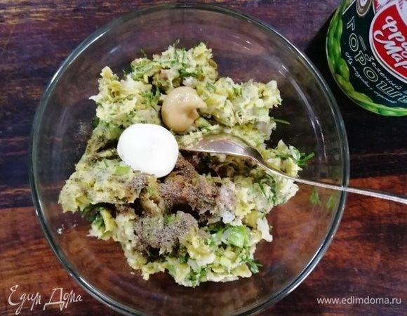 Добавим к полученной смеси майонез и горчицу. Перемешаем.