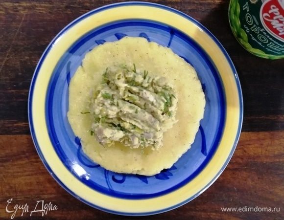 Из 1 ст. л. картофеля сформируем лепешку и выложим на нее 1 ч. л. начинки.