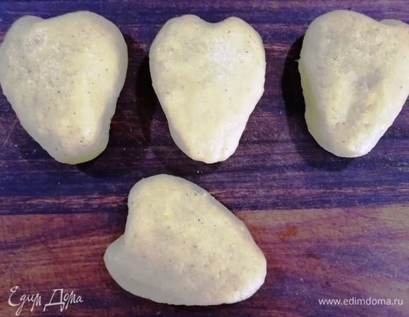 Заготовку округлим и придадим ей форму клубники.