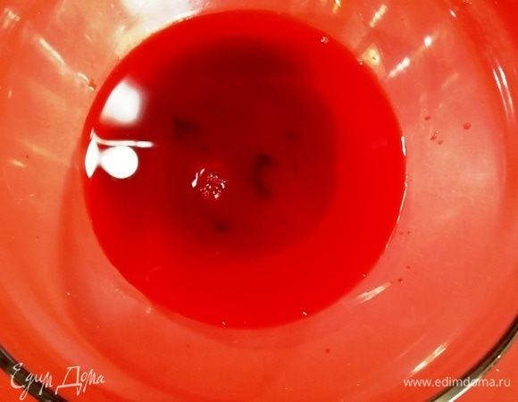 Свеклу натрем и отожмем через марлю. Или как я, возьмем сок от маринованной свеклы. Разницы нет.