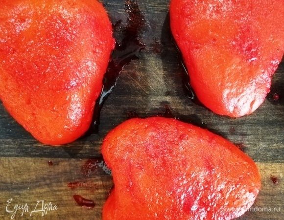 Каждую клубничку обмакнем в свекольной ванночке в течение 1 минуты.