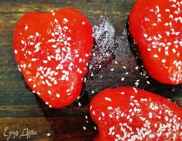 Смажем подсолнечным маслом и посыпаем кунжутом.