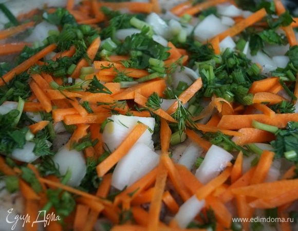 Затем нарезаем овощи: картофель (ломтиками), морковь (мелкими ломтиками), огурцы, помидоры без шкурки и лук нарезать на мелкие кубики, перловку (промыть, перебрать), соль, специи, все закладываем в мультиварку.