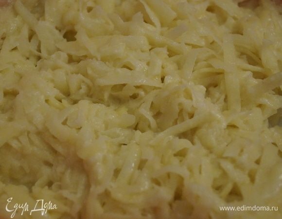 Картофель натираем на терке, вбиваем яйцо, соль. Перемешиваем.