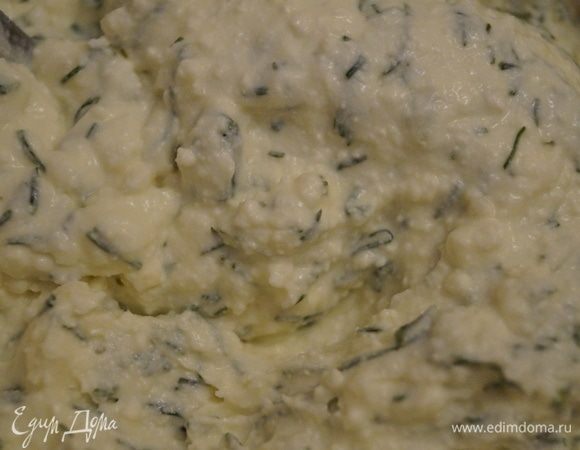 Добавляем в картофель творог, нарубленную зелень, пропущеный через чеснокодавилку чеснок. Тщательно все перемешиваем. Получается картофельно-творожное тесто.