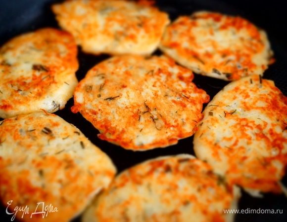 Столовой ложкой выкладываем творожники на разогретую с маслом сковородку и обжариваем с двух сторон, до румяной корочки.