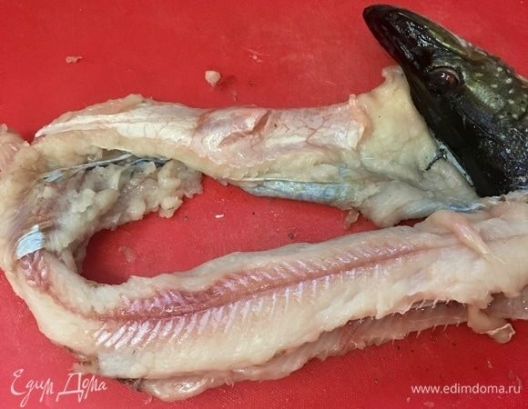 Вот мы и сняли практически всю кожу с туловища рыбы. В месте, где самый хвост, можно просто отрезать. Ничего страшного, если где-то на коже осталось больше или меньше мяса. Его можно счистить аккуратно ножом, не повредив кожу.