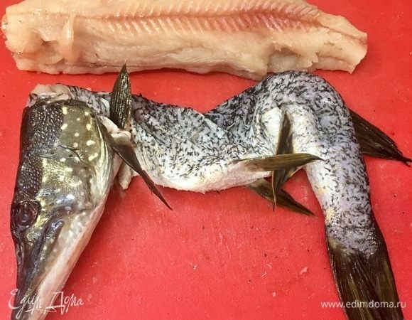 Вот что в итоге должно получиться. Голова, полая кожа с плавниками по бокам и хвост. А позвоночник с костями и мясом на них отдельно.