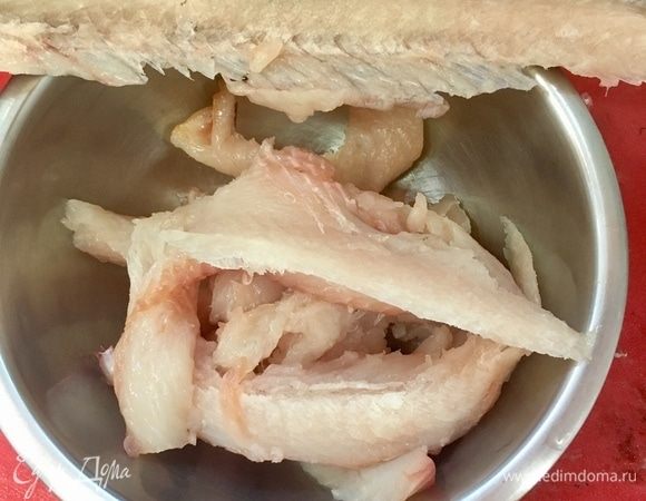 Получаем филе щуки, которое необходимо перекрутить через мясорубку.