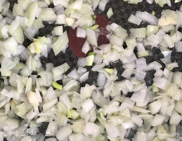 В сковороде разогреть пару ложек растительного масла и обжарить лук с щепоткой соли до ярко-золотистого цвета.