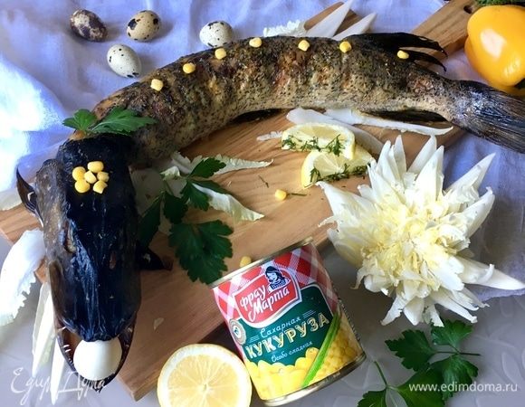 Полностью остывшую щуку можно сервировать и подавать к праздничному столу! Зелень, цветок из пекинской капусты, лимон, одно маленькое яичко щуке в пасть и немного зерен сладкой кукурузы как солнечные зайчики рассыпались по моей щучке!