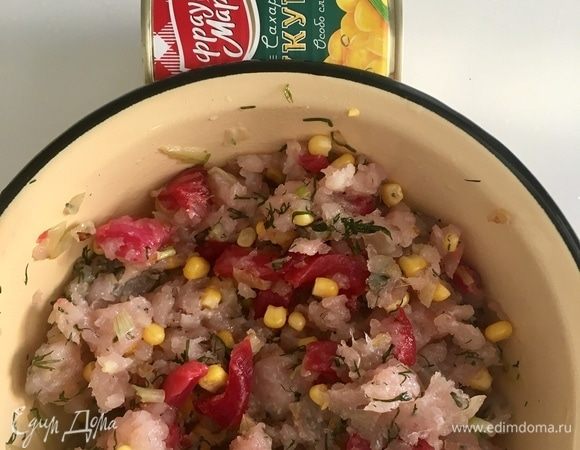 В миску к фаршу кладем жареный лук со сковороды, сладкую кукурузу ТМ «Фрау Марта», порубленный укроп. Солим и перчим по вкусу. Перемешиваем. Можно, конечно, добавить еще каких-нибудь травок-муравок, но мне показалось, что свежепойманная моя первая рыбка этой весной со свежим молоденьким укропом — и так уже здорово!