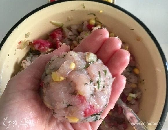 И закрываем со всех сторон фаршем. Получаются такие фаршированные колобки.