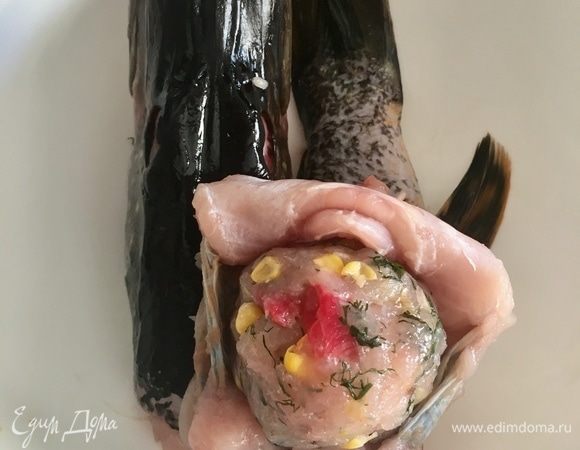 Такой колобок кладем в отверстие щуки и проталкиваем его внутрь.