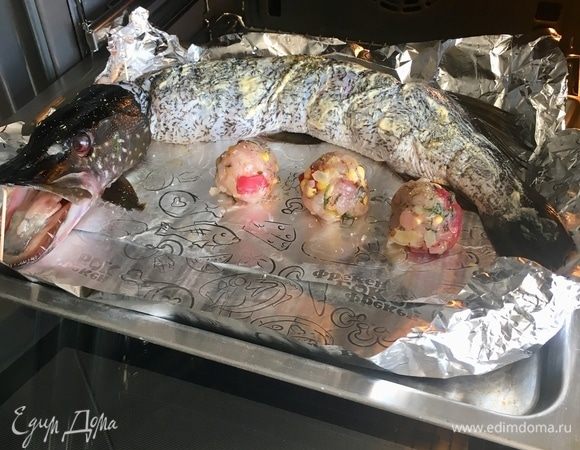 Разогреть духовку до 160°С. Щуку сверху я смазала домашним майонезом и посыпала смесью итальянских трав. Сделать несколько проколов на коже. Это необходимо, чтобы в процессе запекания кожа не лопнула. Ставим запекаться. Моя рыбка пеклась при 160°С час, затем я прибавила температуру до 180°С и немного сверху дала ей «подзагореть».