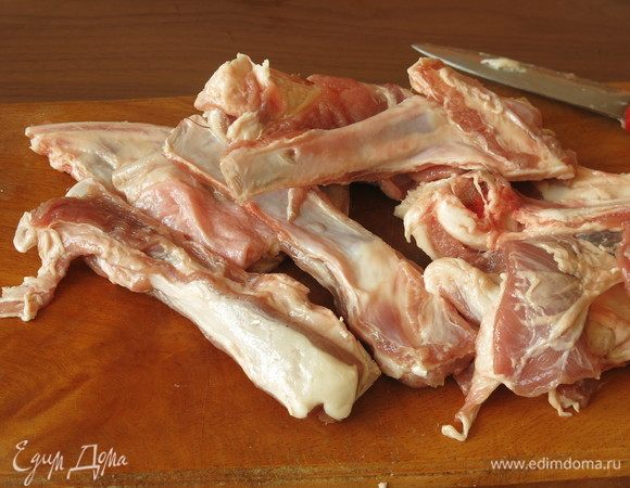 Нарезаем грудную часть ягненка.
