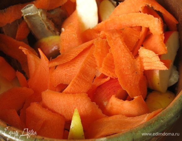 Перекладываем ребра дольками яблок и кладем сверху морковь.