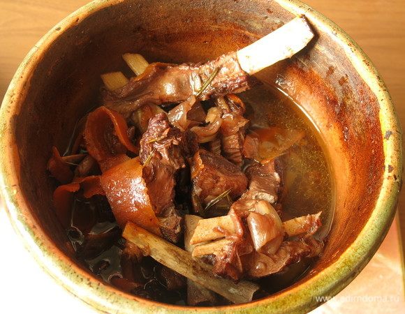 Готовое мясо отделяется от костей, все пропитывается ароматом вина и яблок.
