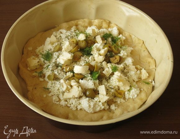 Кружки оливок и кусочки масла.