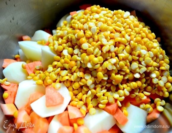 Картошку, морковь нарезать произвольно, добавить промытый горох (желтый колотый), добавить воды на три пальца выше продуктов, посолить.