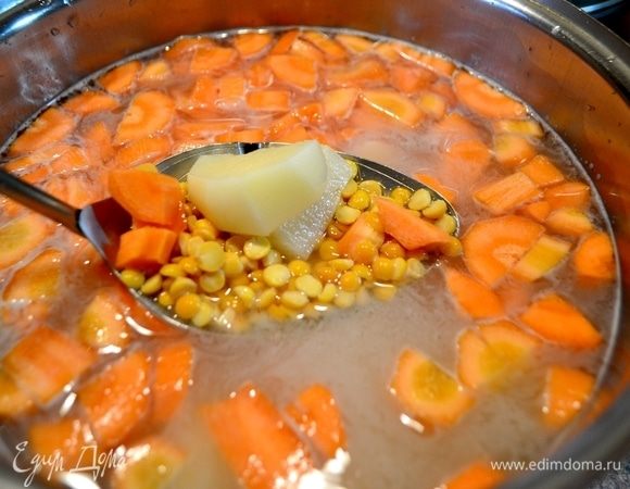 Отдельно отварить соцветия цветной капусты. Во время кипения бульона постоянно снимайте пенку. Так ваши супы всегда будут прозрачными и красивыми!