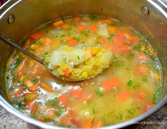 Когда горошек, картошка, морковь полностью готовы — добавляем зелень, чеснок, лук, помидор, даем еще покипеть 10 мин.