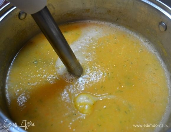 Взбиваем блендером, если у вас мало бульона, добавьте с отваренной цветной капусты, даем супчику еще 5 минут покипеть.