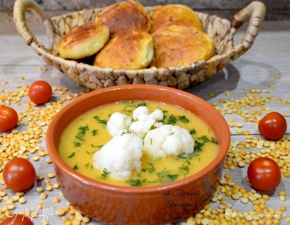 Остается разлить суп в порционные тарелки и в центр выложить соцветия цветной капусты, посыпать зеленью.