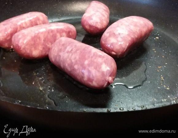 На сковороде разогреть масло, выложить колбаски (у меня итальянская колбаска под экзотическим названием сальсичча). Колбаски могут быть подобраны на ваш вкус, для следящих за фигурой идеально подойдут колбаски из курятины или идюшатины. Обжарить в течении нескольких минут.