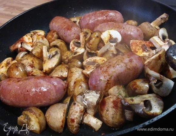 В процессе жарки посолить, поперчить, посыпать порошком красной сладкой паприки и щепоткой сахара.